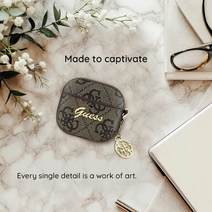 Capa Guess 4G Charm para Apple AirPods 4, Castanho