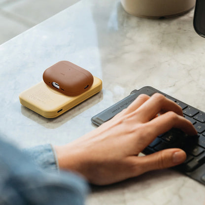 Capa UNIQ Lyden Vex para Apple AirPods Pro 3, Castanho